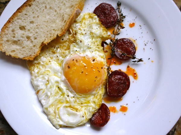 Fried egg with chorizo (Huevo frito con chorizo)