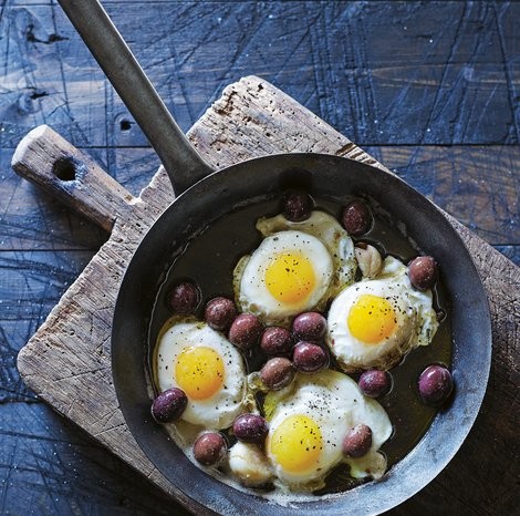 Fried eggs with black olives