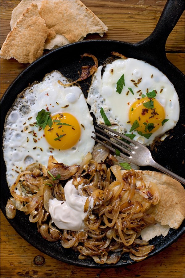 Fried eggs with cumin-spiced fried onions & pitta