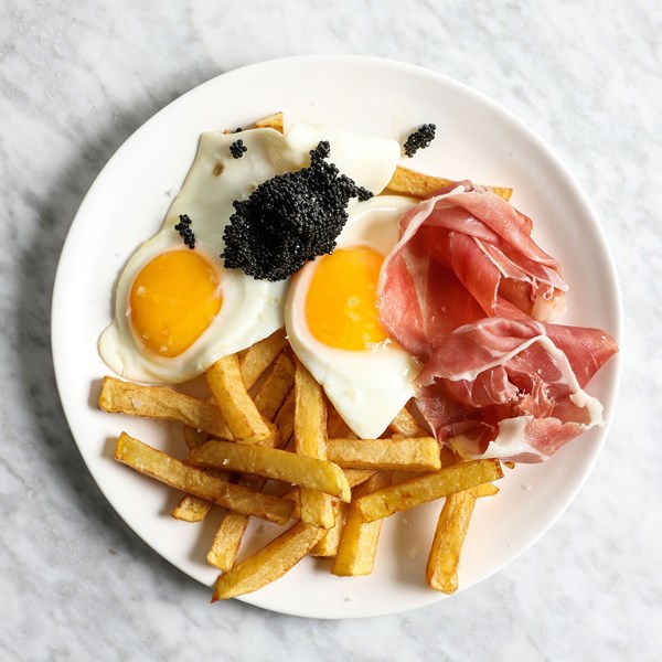 Fried eggs with jamón and caviar