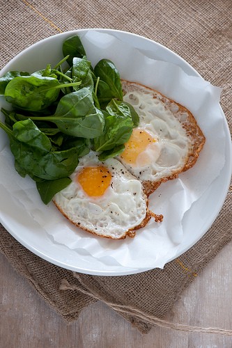 Fried eggs with spinach