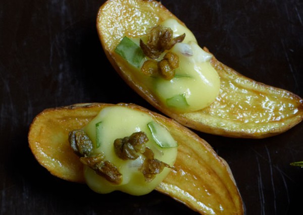 Fried fingerling potatoes with tarragon sauce
