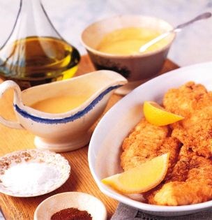 Fried fish with garlic mayonnaise or egg-and-lemon sauce (Pescado frito)