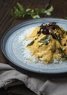 Fried fritters in gram flour and yoghurt curry (Karhi)