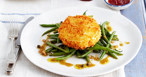 Fried goat's cheese with green beans, capers and shallots