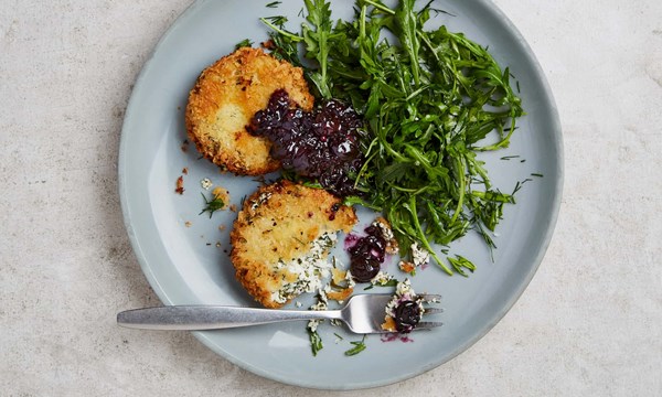 Fried goat's cheese with quick blueberry chutney