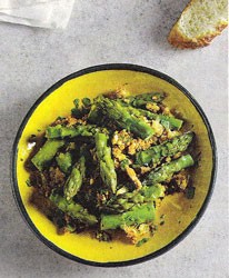 Fried green asparagus with garlic, vinegar and paprika