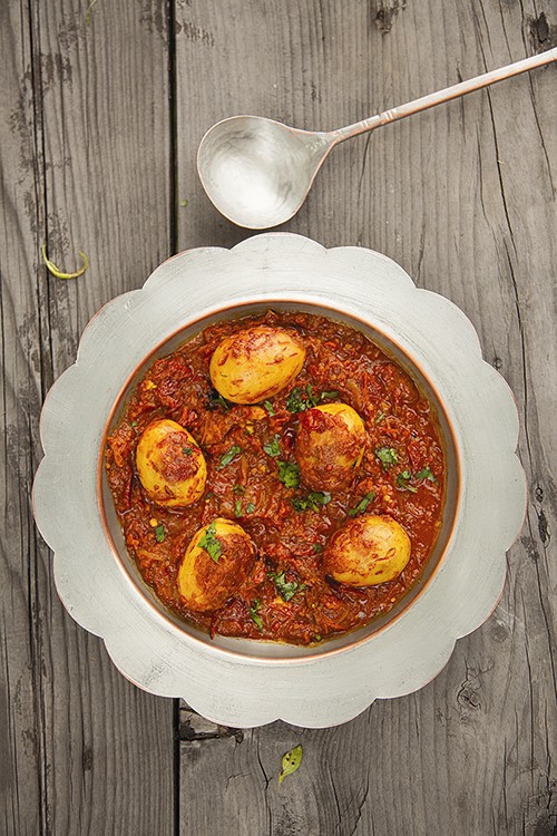 Fried hard-boiled eggs with oven-dried tomatoes (Zoomru tool and ruwangan hach)