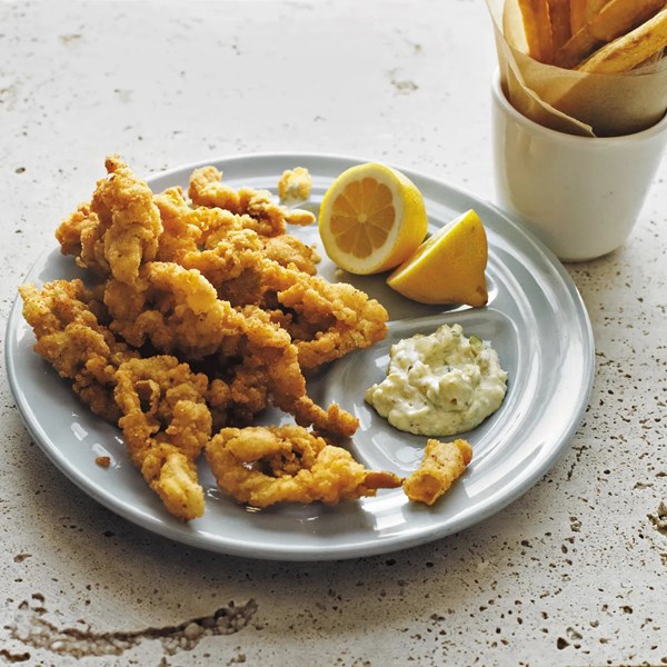 Fried Ipswich whole belly clams with tartar sauce 
