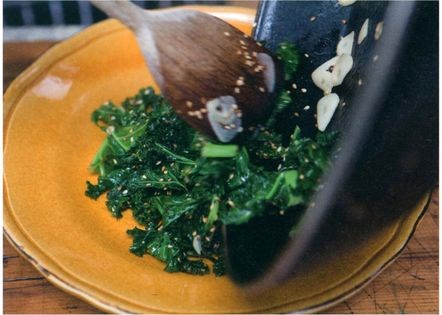 Fried kale with sesame and garlic