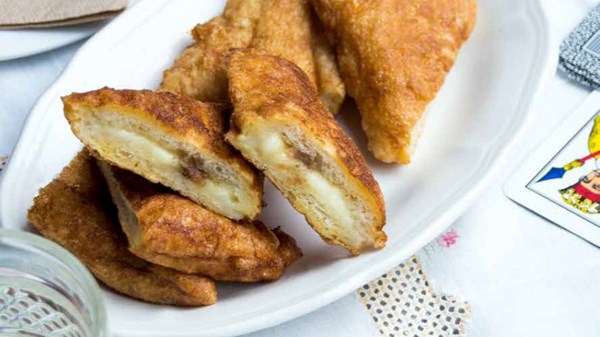 Fried mozzarella sandwich (Mozzarella in carrozza)