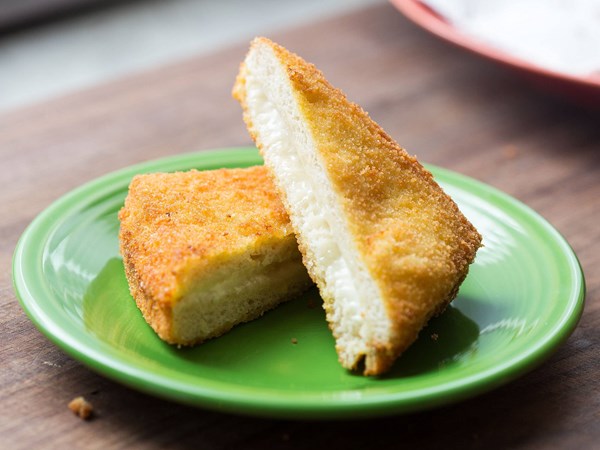 Fried mozzarella sandwiches (Mozzarella in carozza)