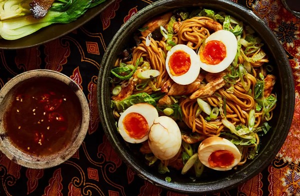 Fried noodles with chicken, mushrooms & eggs