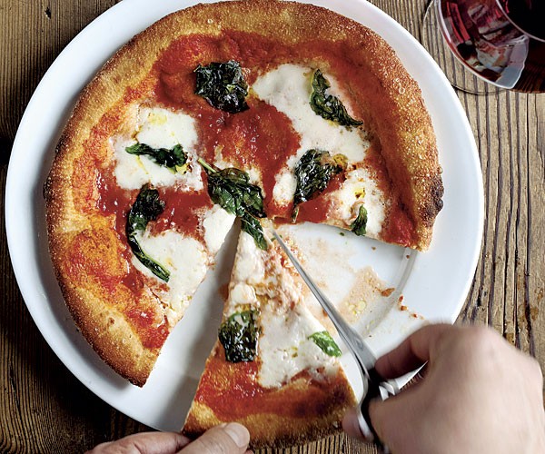 Fried pizza with burrata and fresh basil (Pizza fritti)