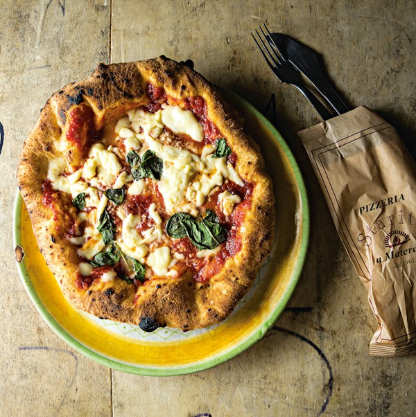 Fried pizza with marinara sauce (Montanara starita)