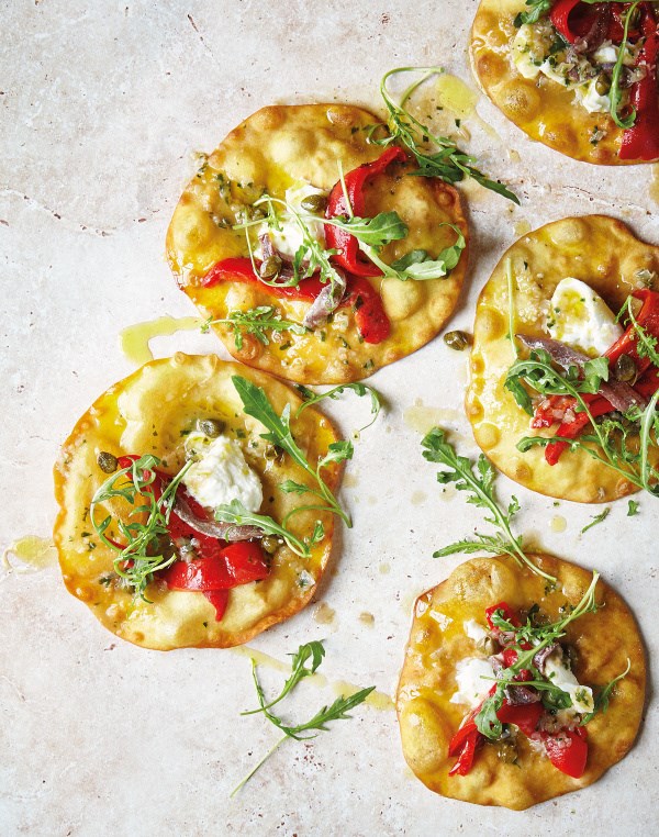 Fried pizza with mozzarella & peppers