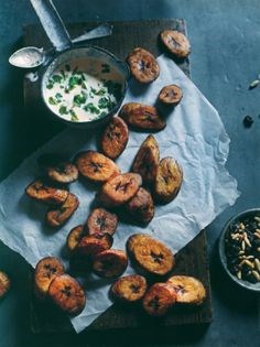 Fried plantains in a yogurt sauce