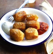 Fried potatoes with allioli and chile sauce (Patatas bravas)