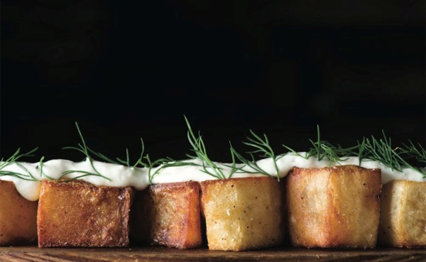 Fried potatoes with horseradish aïoli and dill