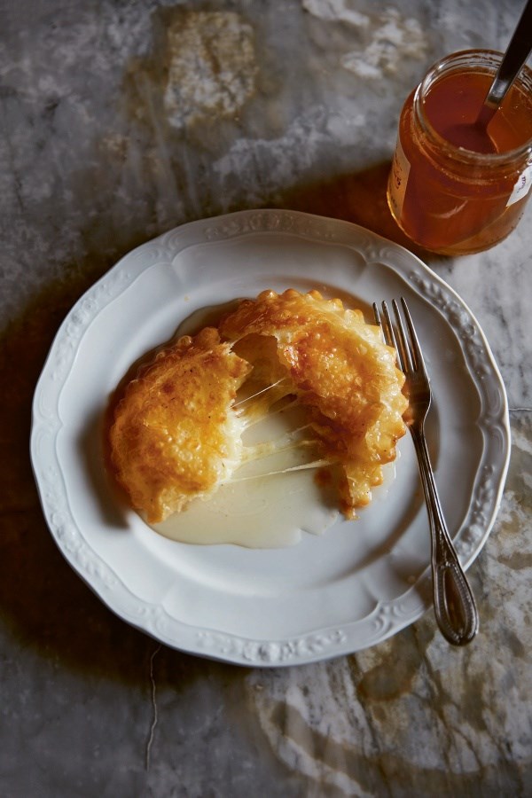 Fried ravioli with cheese and honey (Seadas)
