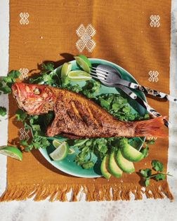 Fried red snapper (Pescado frito)
