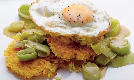 Fried rice cakes with creamed leeks and egg 