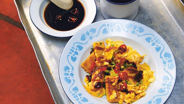 Fried rice cakes with egg (Bột chiên)