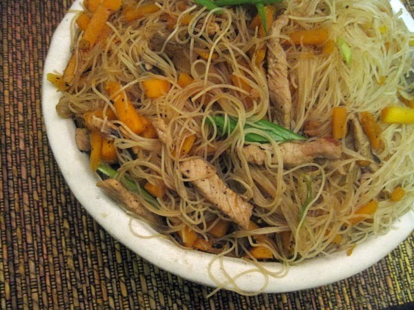 Fried rice noodles with pumpkin (Nánguā chǎo mǐfěn / 南瓜炒米粉)