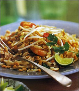 Fried rice noodles with shrimp (Pad Thai goong)