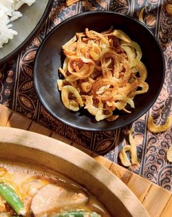 Fried shallots (Bawang goreng)