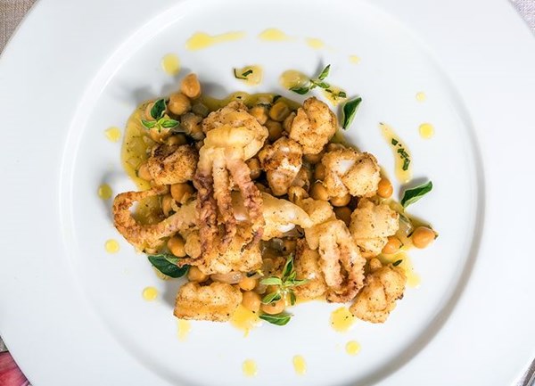 Fried squid with chickpeas