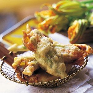 Fried stuffed zucchini flowers (Fiori di zucca fritti)