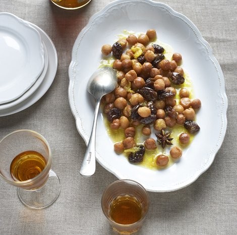Fried sweet baby gnocchi with dried muscatels (Gnocchetti fritti all'uva moscato)