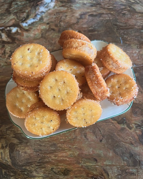 Fried taro sandwich cookies (Xiāngsū yùbǐng / 香酥芋餅)