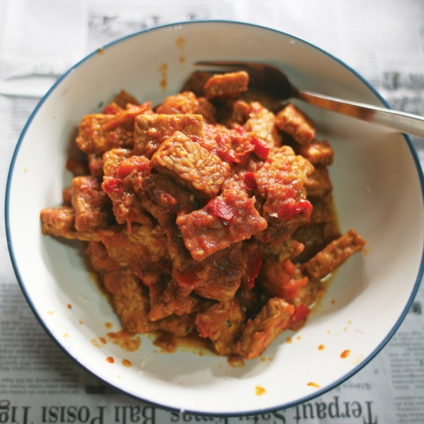Fried tempeh in tomato sambal (Sambal goreng tempe)