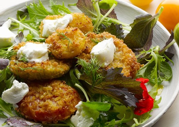 Fried tomatoes with goat's curd