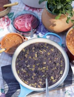 Frijoles negros de la olla con nopalitos