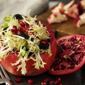 Frisee lettuce, pomegranate and olive salad (Ensalada de frisee y granada)