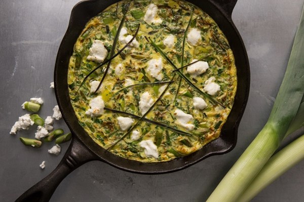 Frittata with leeks, asparagus and goat cheese