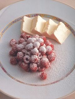 Fromage blanc with raspberries
