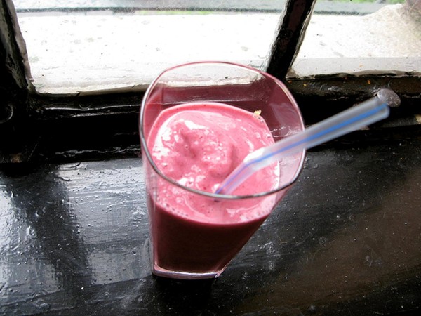 Frosty banana berry smoothie