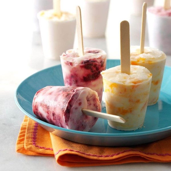 Frozen berry & yogurt swirls