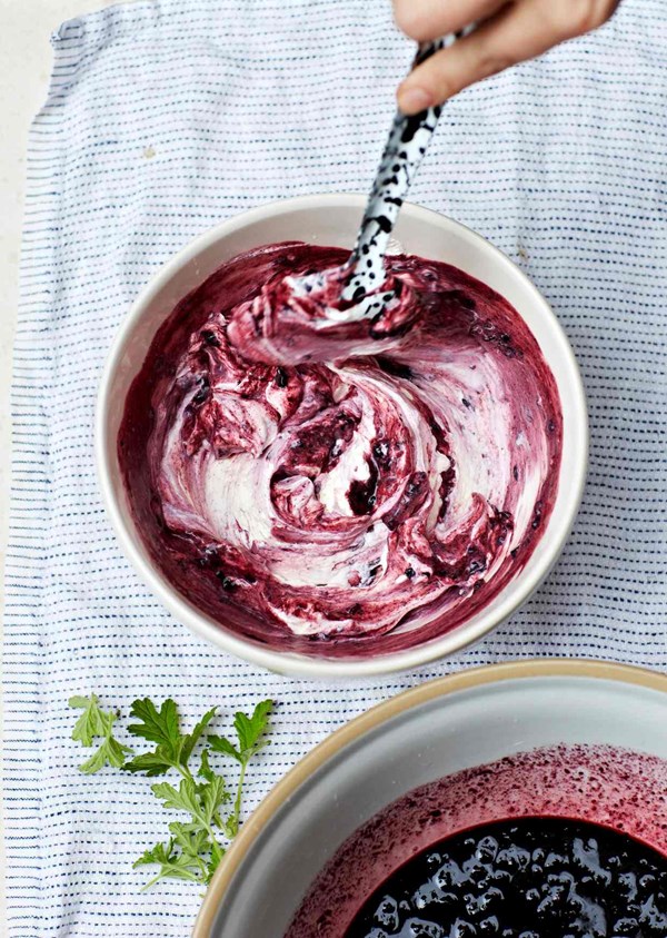 Frozen blackberry-geranium cream