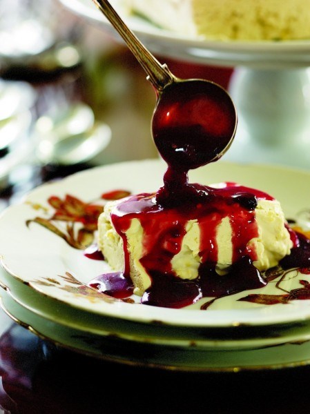 Frozen coffee-ginger meringue cake with pomegranate sauce