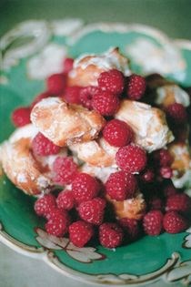 Frozen cream puffs with raspberries