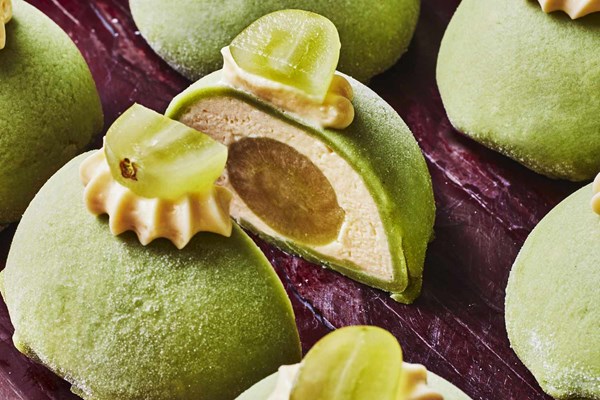 Frozen grape mochi