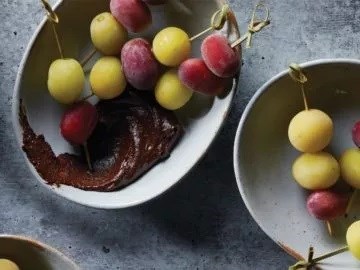 Frozen grapes with chocolate sauce