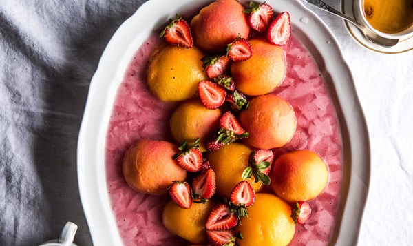 Frozen peaches with strawberries and mint