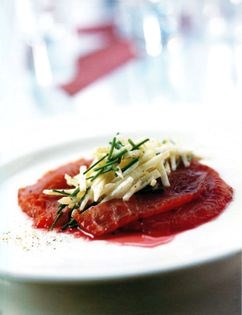 Fruit-alcohol-marinated salmon with apple and chives