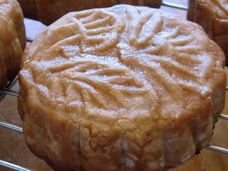 Fruit and nut moon cakes (Wǔrén yuèbǐng / 五仁月餅)
